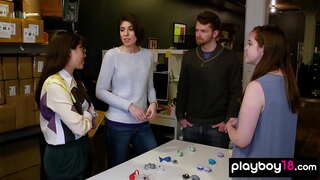 Аматарскі трах ўчатырох з галоднымі милф хатнімі гаспадынямі