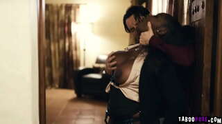 Pervy ลูกค้าต้องการจะมีเซ็กซ์กับเซ็กซี่นายหน้า Osa น่ารักและจากนั้นเขาจะซื้อบ้าน