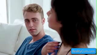 Vedere questo cutie adolescente bruna succhiare enorme cazzo e ottenere la sua figa fingered profondo