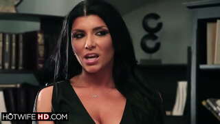 Busty milf kan nie wag om te wees fucked deur haar kollega.Haar man skuil om in die geheim te kyk na sy groot tiete vrou kry omsoom.Sy rolverdeling en ritte piel