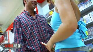 Blond jenn panyòl babe Sonia Manich ak gwo natirèl foutu difisil nan manman bourik la nan videyo a klib