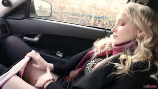 Студентка кричить гучно, досягаючи оргазму після мастурбації своєї кицьки