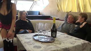 Офіціантка Все Робити....