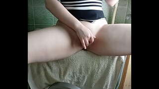 Kotiro ki te kaihe nui whiwhi i te orgasm i runga i te mīhini horoi, me te Vibrator