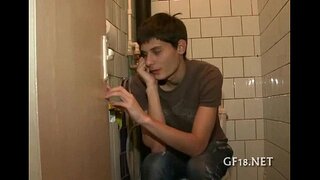 Zēns sēž un stares