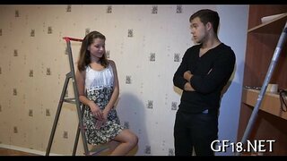 ���მაწვილო ზის და უყურებს