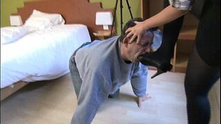 Puan membuat budak lelaki menjilat kasut tumit tinggi