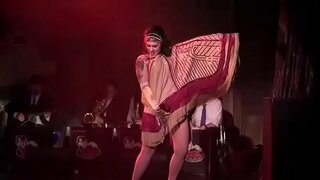 Dannie Idizili aka Danielle Colby wenza kunye Bustout Burlesque Entsha Orleans