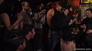 ���ూరో నల్లటి జుట్టు గల స్త్రీని బానిస కొన్ని బార్ చేసిన licking మరియు పీల్చటం కాక్