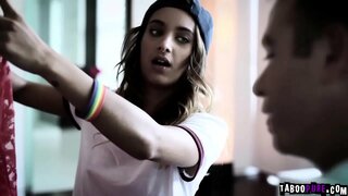 ���ाड मा हिँडिरहेका familys घर मा उपस्थित हात सुनेर उहाँलाई प्रविष्ट गर्नुहोस्