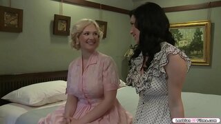 Buah dada besar berambut perang lawatan dia si rambut coklat teman dan mereka mulai berbicara tentang ukuran payudara mereka.Selepas itu,mereka mendapat horny dan mereka mulai mencium satu sama lain.Seterusnya adalah temannya menghisap payudaranya dan menjilat vagina.Dalam kembali dia melakukan perkara yang sama kepada dia teman.