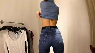 ���ావ్! వేడి అమ్మాయి తో చిన్న రొమ్ములు డ్రెస్సింగ్ t-చొక్కా మరియు జాకెట్లు పబ్లిక్ లో లాకర్ గదిలో 4K 60Fps